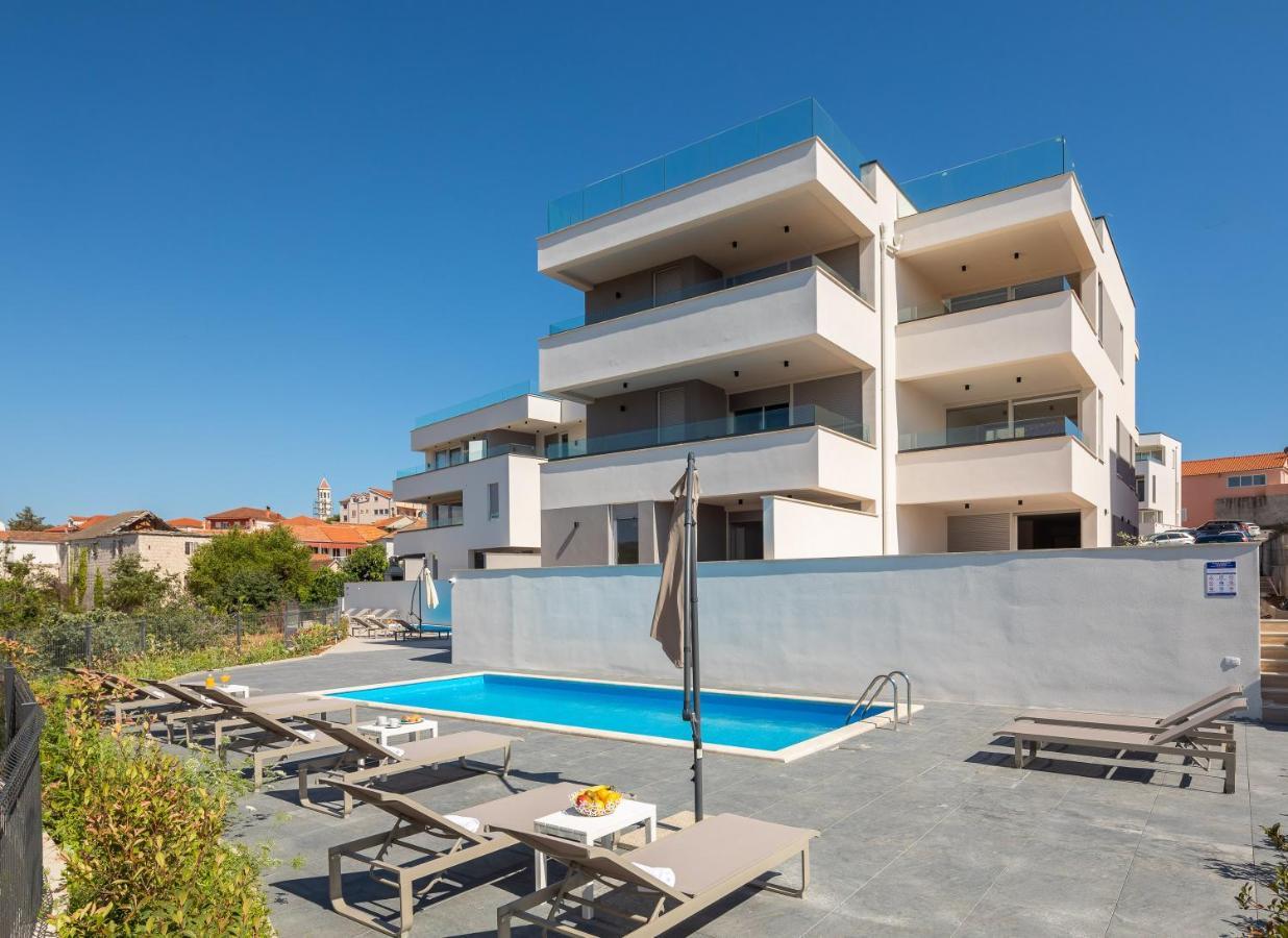 Apartment Alegria In Okrug With Heated Pool, Sea View, Jacuzzi, Wifi Trogir Zewnętrze zdjęcie