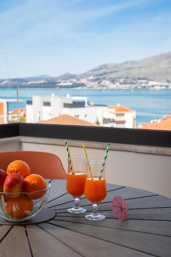 Apartment Alegria In Okrug With Heated Pool, Sea View, Jacuzzi, Wifi Trogir Zewnętrze zdjęcie
