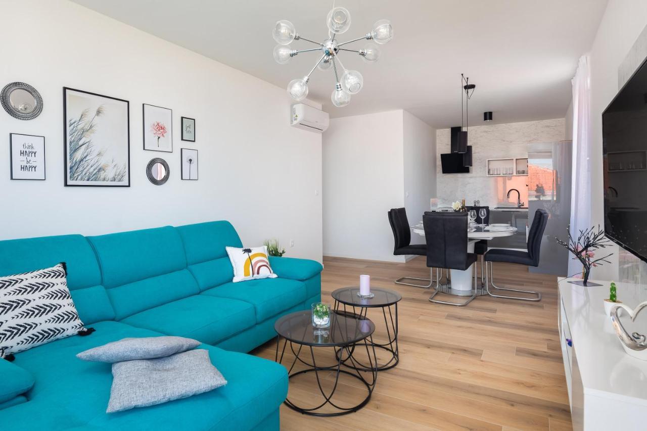 Apartment Alegria In Okrug With Heated Pool, Sea View, Jacuzzi, Wifi Trogir Zewnętrze zdjęcie