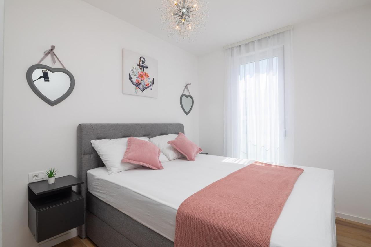 Apartment Alegria In Okrug With Heated Pool, Sea View, Jacuzzi, Wifi Trogir Zewnętrze zdjęcie