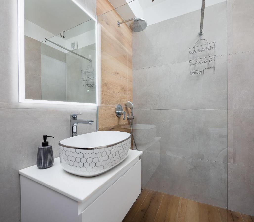 Apartment Alegria In Okrug With Heated Pool, Sea View, Jacuzzi, Wifi Trogir Zewnętrze zdjęcie