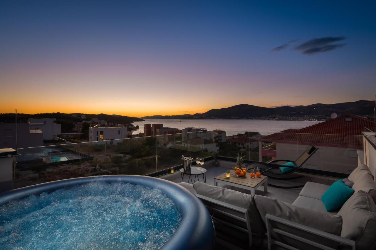 Apartment Alegria In Okrug With Heated Pool, Sea View, Jacuzzi, Wifi Trogir Zewnętrze zdjęcie