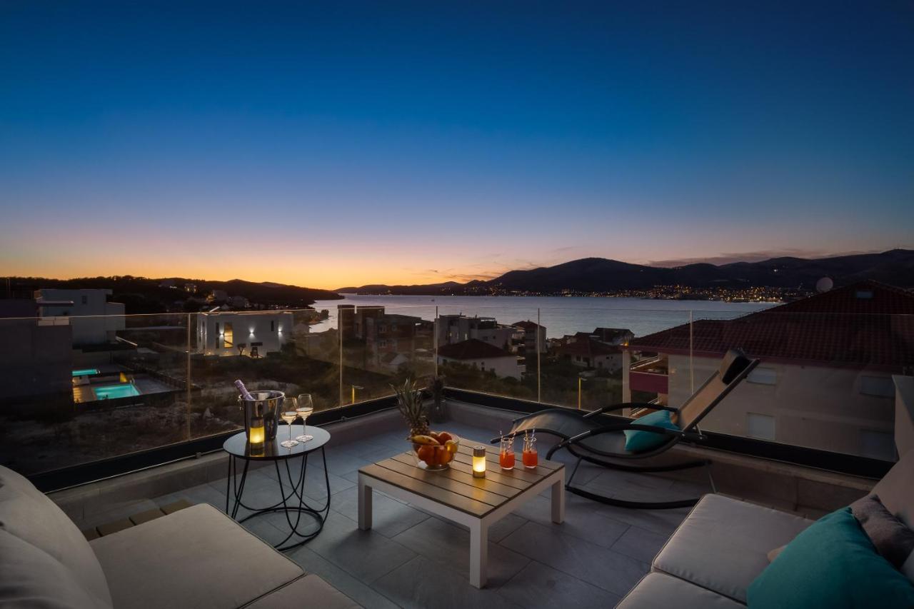 Apartment Alegria In Okrug With Heated Pool, Sea View, Jacuzzi, Wifi Trogir Zewnętrze zdjęcie