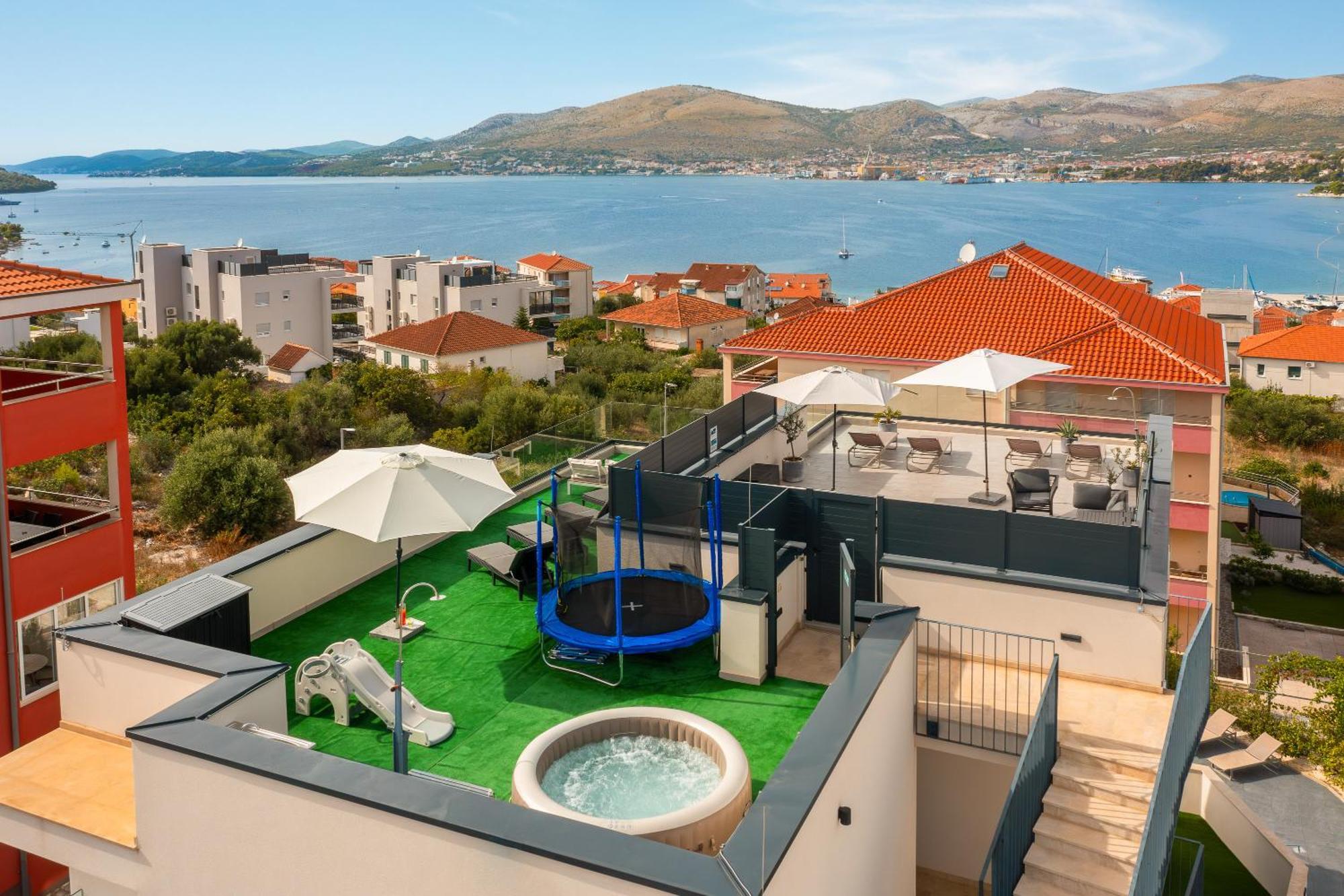Apartment Alegria In Okrug With Heated Pool, Sea View, Jacuzzi, Wifi Trogir Zewnętrze zdjęcie